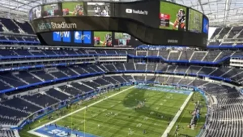 新疆男篮与上海队激战不休，轮换频繁，哈雷尔面临关键对决